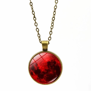 Vue macro du pendentif lune de sang gothique avec finition bronze antique et sa chaîne