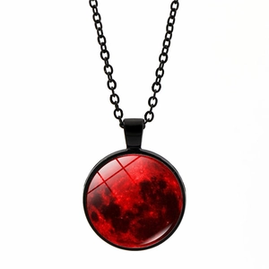Détail du pendentif Gothique Lune de Sang avec cabochon en verre rouge et métal noir poli