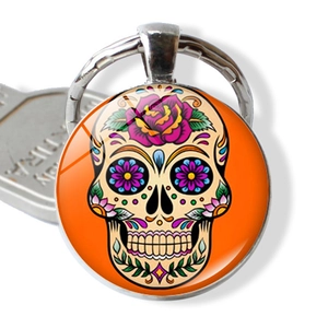 Details zum Zucker-Schädel Schlüsselanhänger mit orangefarbenem Hintergrund und Silberring