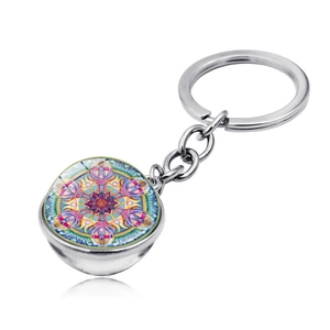 Dettaglio macro del portachiavi mandala argento con ciondolo a sfera in vetro colorato