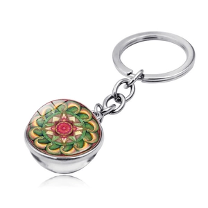 Vista dettagliata del portachiavi in metallo argento con ciondolo mandala in vetro