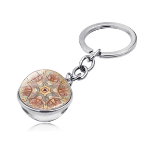 Dettaglio portachiavi con sfera in vetro a doppia faccia e motivo mandala vintage