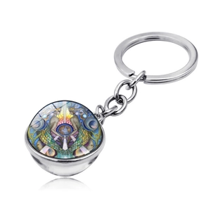Vista macro del portachiavi yoga mandala in argento con pendente in vetro bifacciale