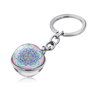 Dettaglio del portachiavi con sfera di vetro mandala argento e motivo geometrico colorato