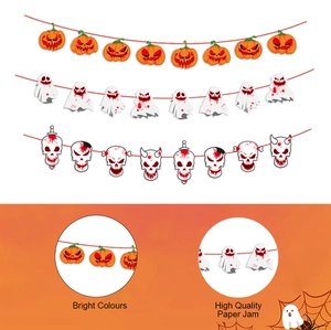 Dettaglio di festoni di carta per Halloween con zucca, fantasma e teschi spaventosi