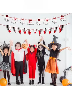 Halloween-Banner-Set mit weißen Geistern und blutigen schwarzen Flaggen für Deko
