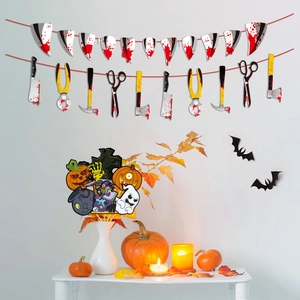 Striscione di armi insanguinate di Halloween e decorazioni horror in interni