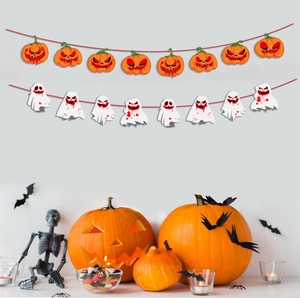 Dettaglio di striscioni di Halloween con zucche arancioni e fantasmi bianchi insanguinati