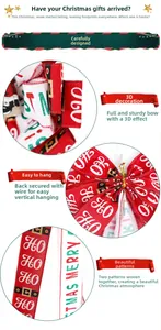 Dettaglio di fiocchi per albero di Natale con stampe HO HO HO e chiusure in filo d'oro