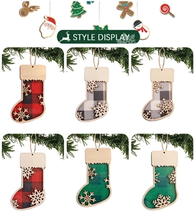 Detailansicht der hölzernen Weihnachtssocken-Anhänger mit Karomuster und Schneeflocken