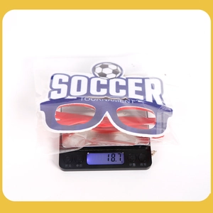 Detailed weight display of 18.7g for soccer party glasses in plastic packaging