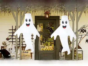 Detailansicht der lächelnden Geister-Windsäcke für Halloween-Gartendekoration draußen