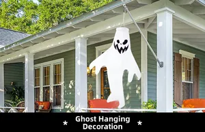 Detail eines hängenden Geister-Windsacks mit starrendem Gesicht für die Halloween-Deko