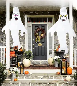 Detail von Halloween-Geister-Windsäcken mit gruseligen Gesichtern an der Veranda