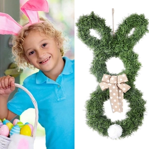 Detail eines Osterhasen-Kranzes mit grünem Kunstrasen und einer gepunkteten Juteschleife
