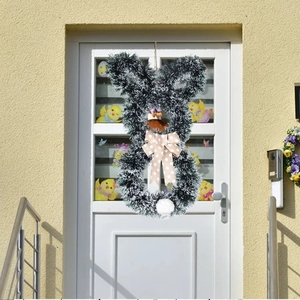 Detailansicht eines grünen Osterhasen-Kranzes mit gepunkteter Schleife an einer weißen Tür
