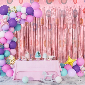 Arco de globos rosa y morado con cortina de flecos láser para decoración de cumpleaños