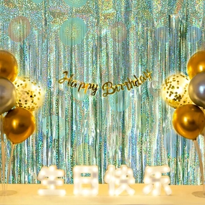 Detalle de cortina láser con pancarta de Happy Birthday y decoración de luces LED
