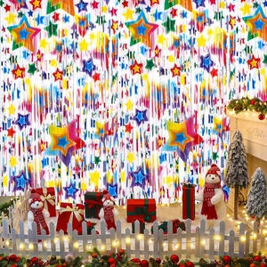 Détail du rideau à franges avec étoiles colorées pour décorations de fête festives
