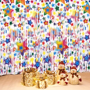Gros plan sur rideau de franges en aluminium étoilé coloré pour décoration de fête