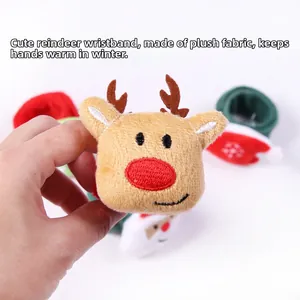 Détail d'un bracelet claque en peluche renne doux avec broderie fine pour les fêtes de Noël