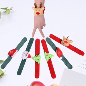 Détail de bracelets de Noël à claquer en peluche avec motifs de renne et père Noël
