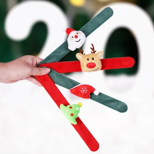 Détail de quatre bracelets à claquer de Noël avec père Noël, renne, sapin et bonnet peluche