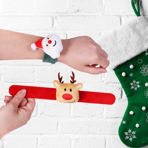 Détail des bracelets claque en peluche Père Noël et Renne avec texture en velours