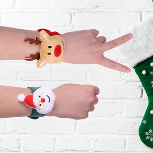 Gros plan de bracelets claque de Noël en peluche avec motifs renne et Père Noël
