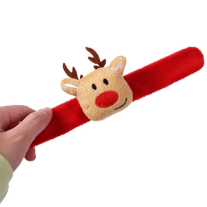 Détail d'un bracelet de Noël rouge en peluche avec une tête de renne 3D mignonne