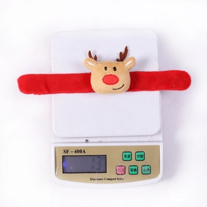 Détail du bracelet de Noël renne en peluche sur balance affichant un poids de 13g