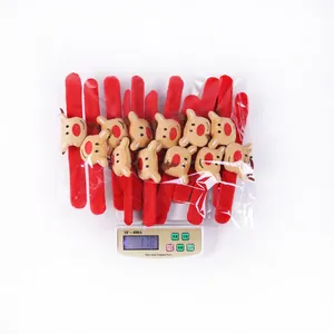 Lot de 12 bracelets claque de renne de Noël pesés sur une balance électronique numérique