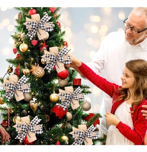 Lazos de Navidad a cuadros negros y blancos con arpillera decorando un árbol festivo