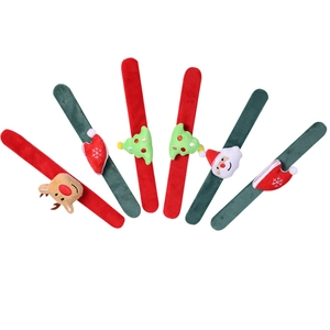 Lot de bracelets de Noël avec motifs de Père Noël, renne et sapin en peluche pour cadeaux