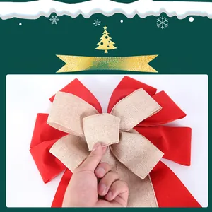 Detalle de un gran lazo navideño de tela roja y arpillera para decorar el árbol