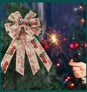 Primer plano de lazo de Navidad de arpillera con camión rojo sobre árbol de Navidad