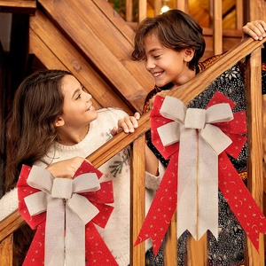 Lazo navideño con diseño de estrellas rojas y doradas y capas de lino gris para decoración