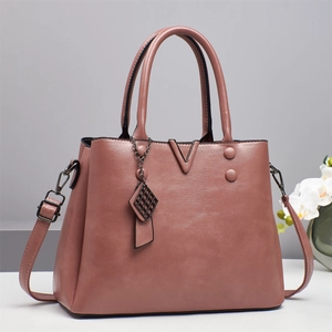 Sac à main rose poudré élégant avec décoration en V métallique et grande capacité