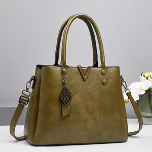 Sac fourre-tout vert olive en similicuir avec garniture en V et bandoulière amovible