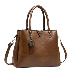 Sac à main vintage marron en cuir avec boucle en V en métal et bandoulière réglable