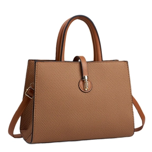 Sac à main tissé marron minimaliste avec bandoulière en cuir et fermoir rotatif en métal doré