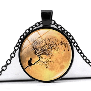 Détail du collier avec pendentif en verre rond et silhouette de chat sur branche