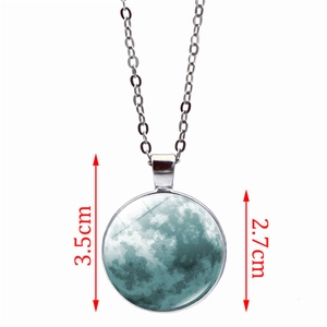Collier avec pendentif lune bleue en verre, dimensions 3,5 cm x 2,7 cm sur fond blanc