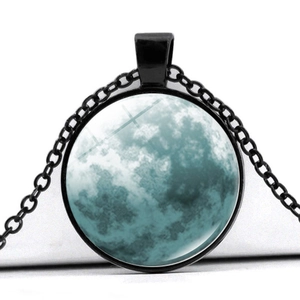 Collier pendentif lune bleue avec texture lunaire artistique et chaîne en alliage noir
