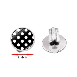 Boucles d'oreilles clips en verre à pois de 1,4 cm avec dos en métal argenté et vue de face