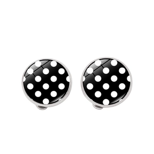 Boucles d'oreilles rétro cabochon en verre à pois avec base en métal argenté sur fond blanc