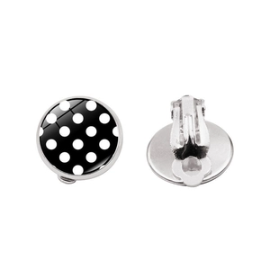 Vue détaillée des boucles d'oreilles clips avec cabochons en verre à pois noirs et blancs