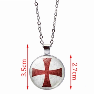Collier pendentif Croix du Temple en argent et verre, diamètre 2,7cm et hauteur 3,5cm