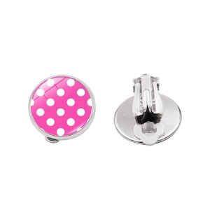 Vue détaillée des boucles d'oreilles clips en verre à pois roses avec base argentée