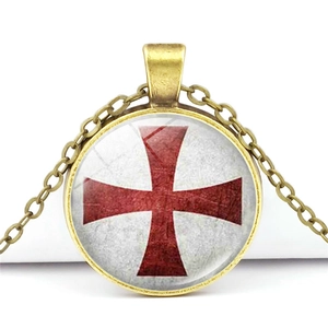 Collier avec pendentif croix des Templiers, cadre en bronze et détail en verre rouge